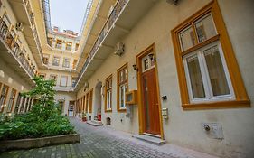 Cute Gallery Flat In Dob Str, Mars